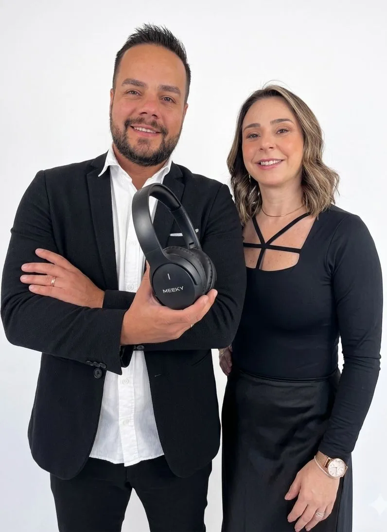 Filipe Cardoso e Fernanda Micchi, fundadores da Meeky Audio, segurando o headphone F5 ANC Pro