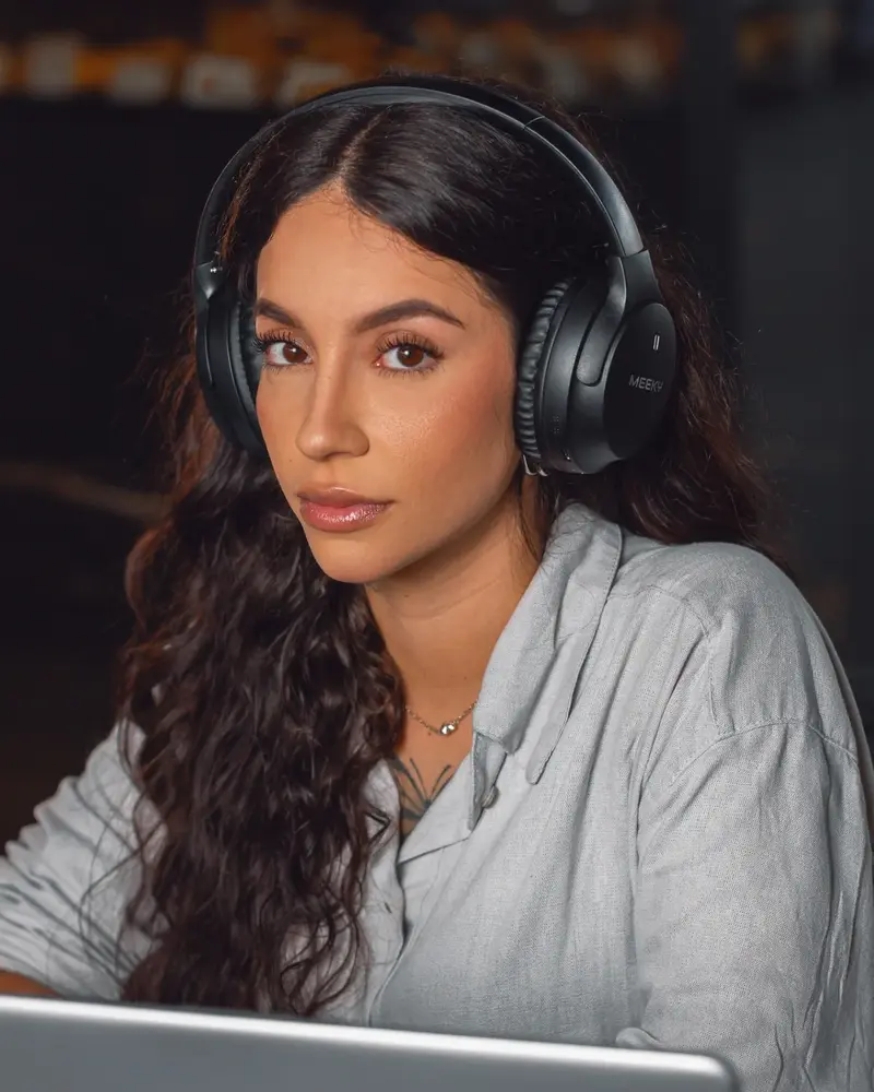 Headphone Meeky F5 ANC Pro usado no contexto de trabalho