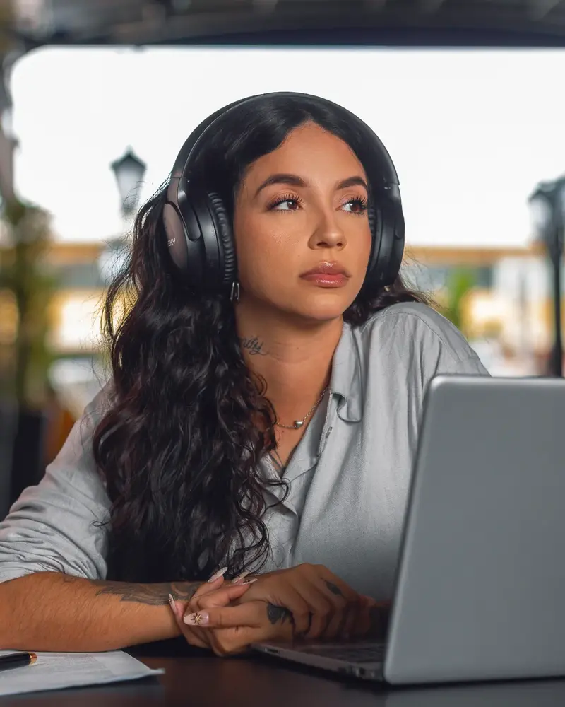 Pessoa treinando na academia com headphone Meeky F5 ANC Pro